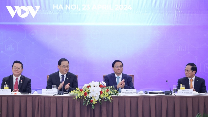 Vietnamese and Lao PMs co-chair roundtable with ASEAN businesses and partners